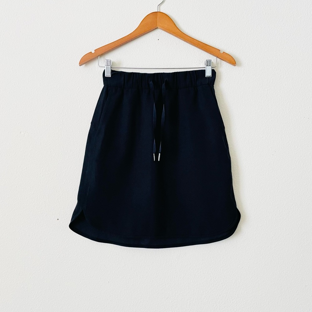 Lululemon SIZE 4 On The Fly high rise skirt in black